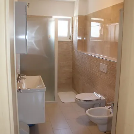 Andrea アパート トロギール