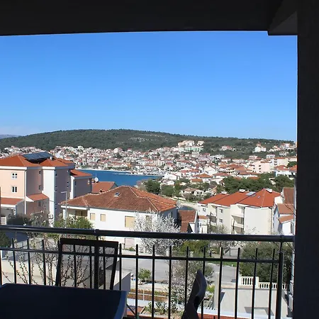 アパート Andrea トロギール